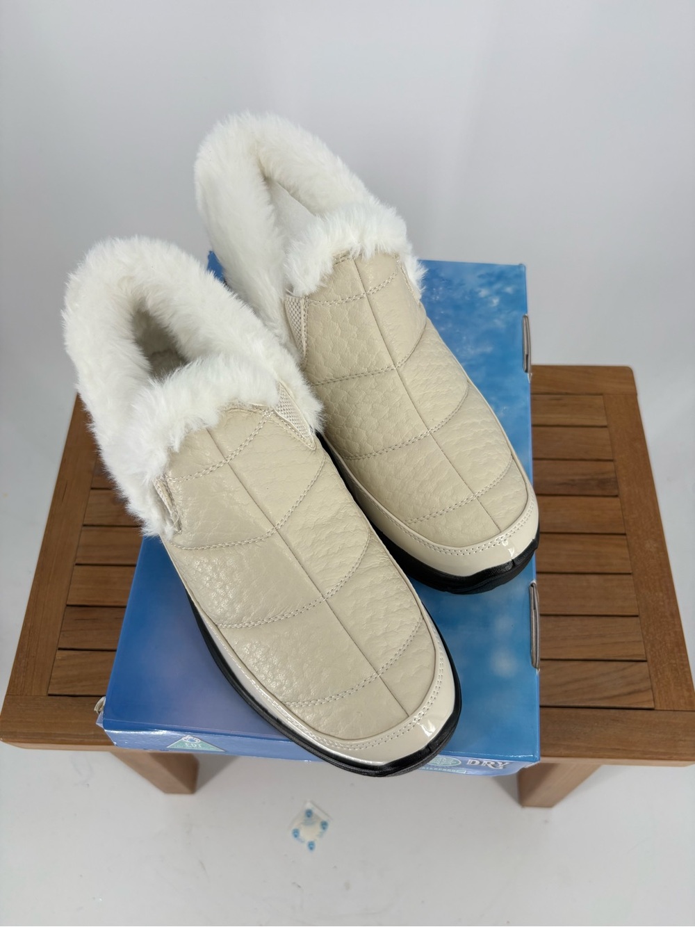 New Easy Dry Cozy Faux-Fur Lined Slip-On Winter Clog - Cream size 7.5 M